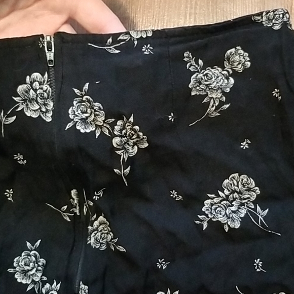 Dynamite Skort w/ Rose Pattern - Picture 6 of 8